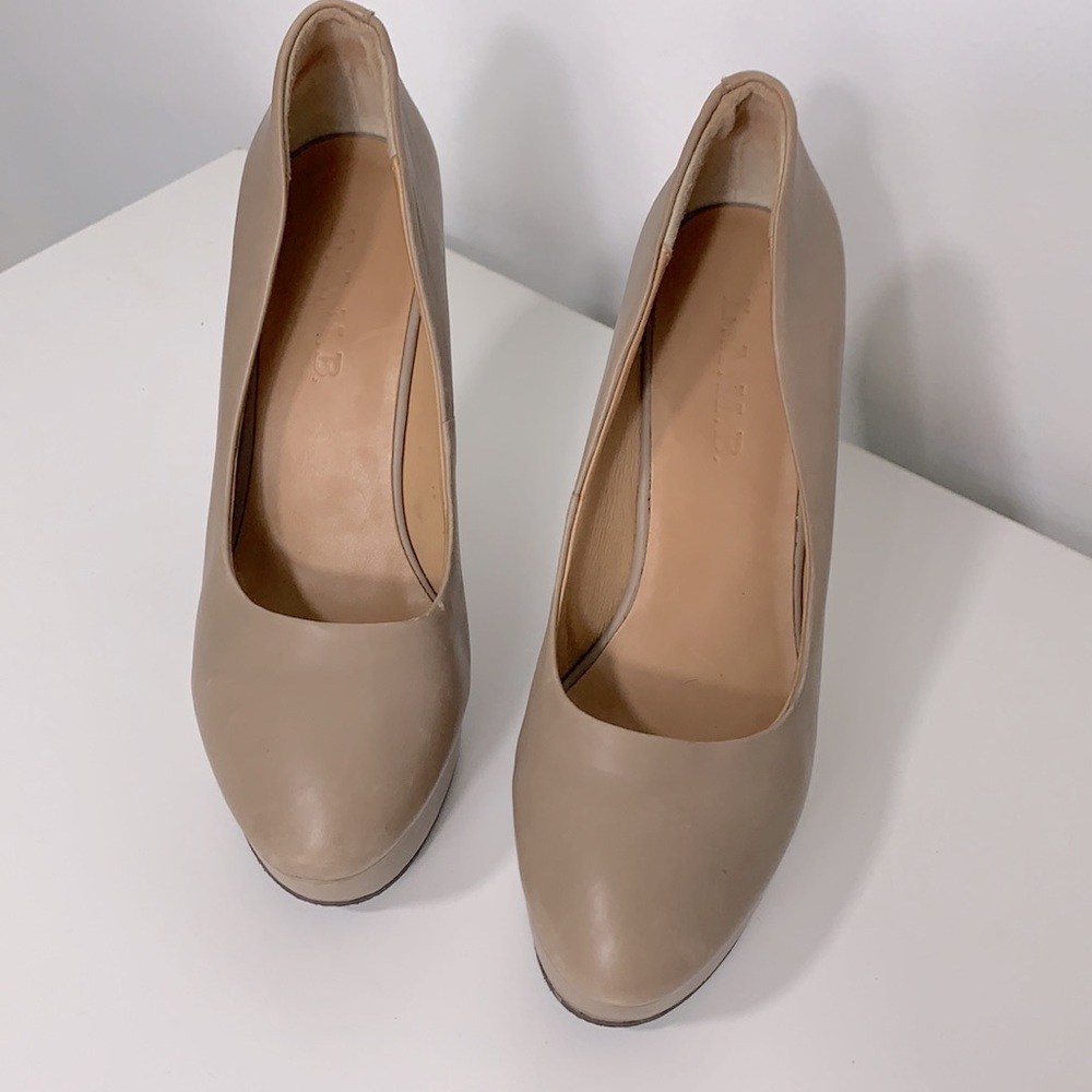 LAMB Neutral Closed Toe Platform Wedge Heel; sz 7